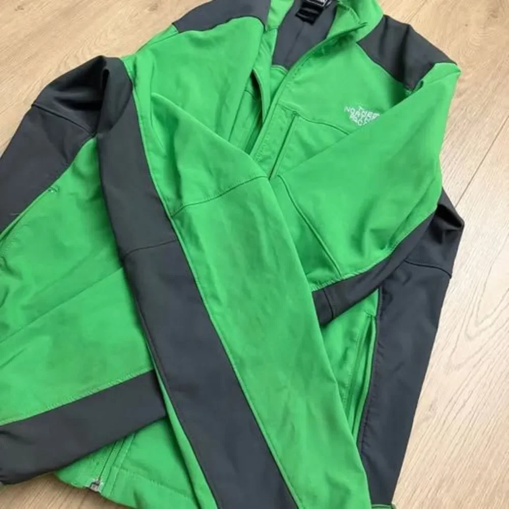 The North Face Softshell Jacket men’s size medium green